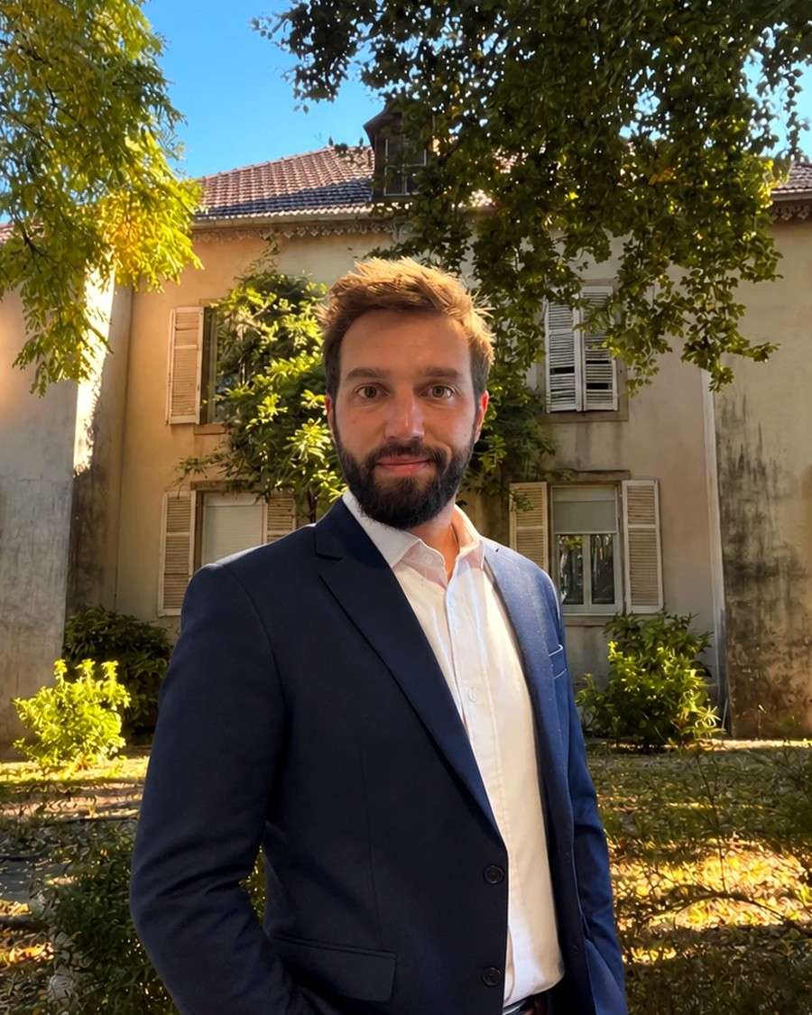 Didier, fondateur de Propryo, devant l'un de ses immeubles